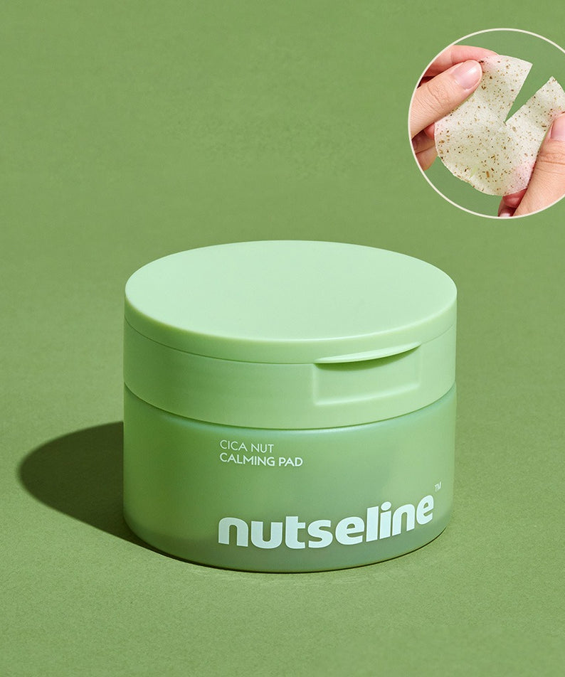 Pot vert de NUTSELINE Cica Calming Pad sur fond vert avec un gros plan d'un disque exfoliant en main.