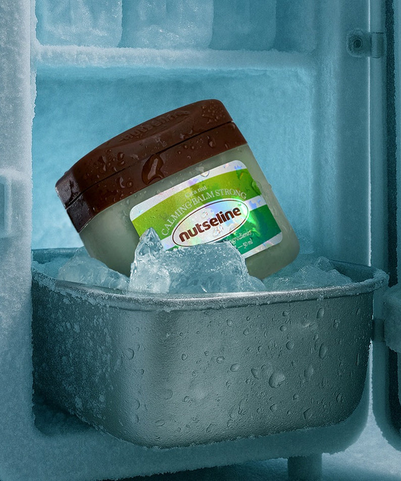 NUTSELINE Cica Nut Calming Balm Strong 50ml dans un congélateur sur de la glace, hydratant puissant pour la peau.