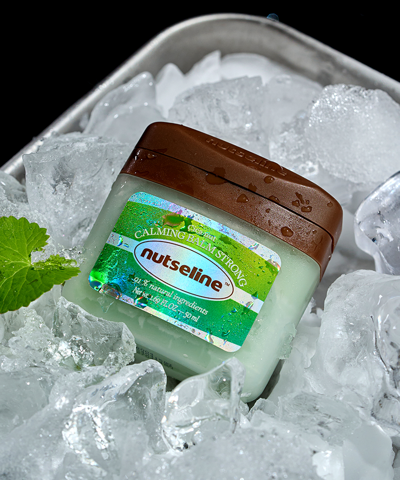 Pot de NUTSELINE Cica Nut Calming Balm Strong 50ml sur glace, produit apaisant.