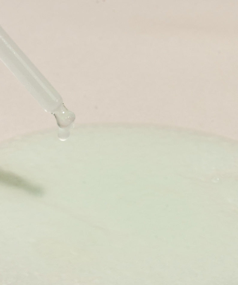 Flacon compte-gouttes du sérum NUTSELINE Cica Nut Hyal Ampoule 90ml sur fond clair.