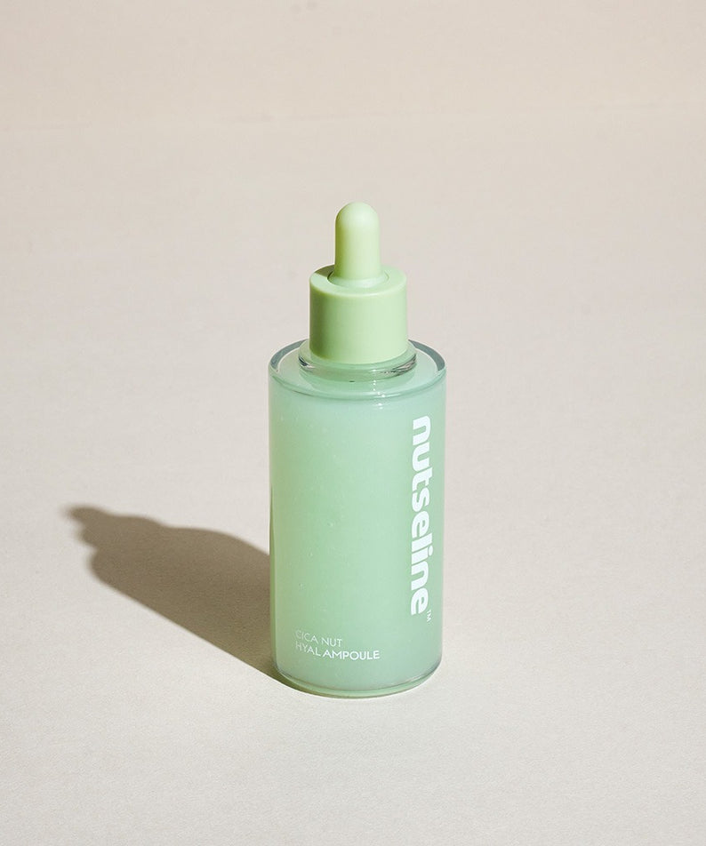 Flacon de 90ml de NUTSELINE Cica Nut Hyal Ampoule sur fond neutre, produit innovant pour le soin de la peau.