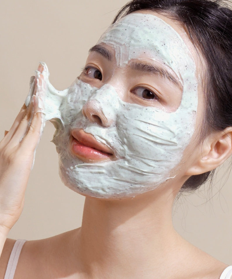 Femme appliquant NUTSELINE Mint Chocolate Cleansing Pack Foam 130g, soin visage mousse purifiante au chocolat mentholé.