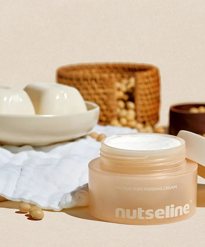 NUTSELINE Soy Nut Protein Tofu Pudding Cream 50ml en pot, avec tofu en arrière-plan, crème nourrissante protéinée sur une serviette blanche.