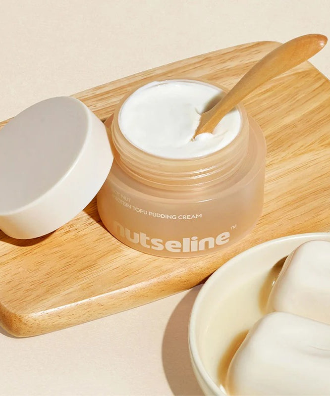 Crème onctueuse NUTSELINE Soy Nut Protein Tofu Pudding Cream 50ml sur plateau en bois avec cuillère.