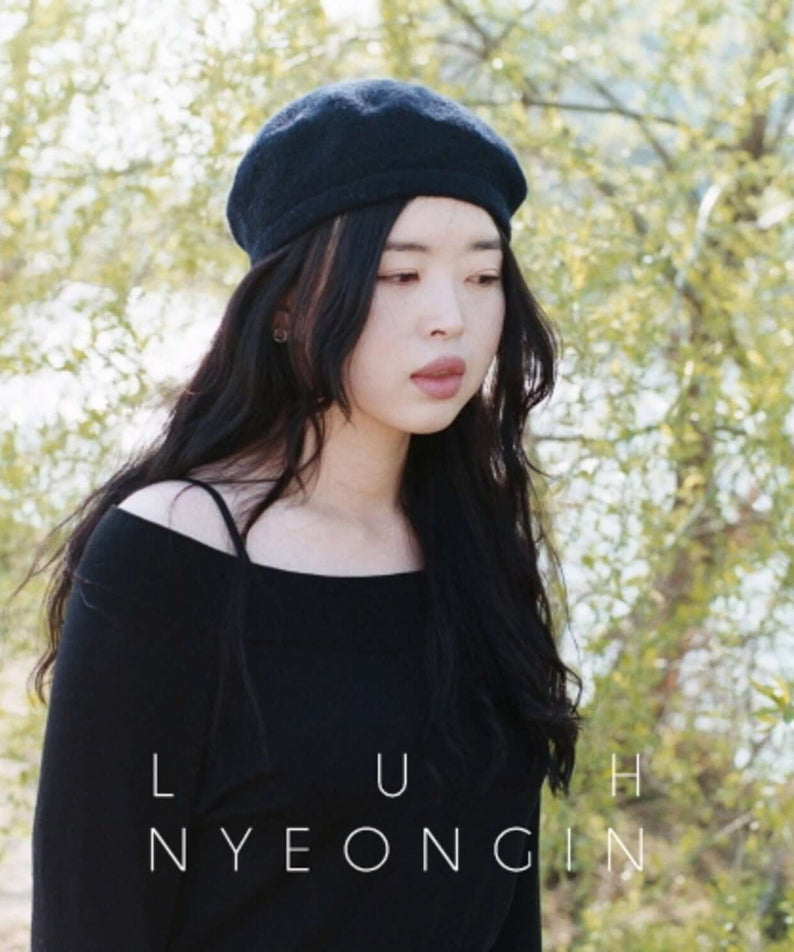 NYEONGIN - [LUH] - Album Kpop : la couverture avec portrait de la chanteuse en extérieur, ambiance nature printanière.