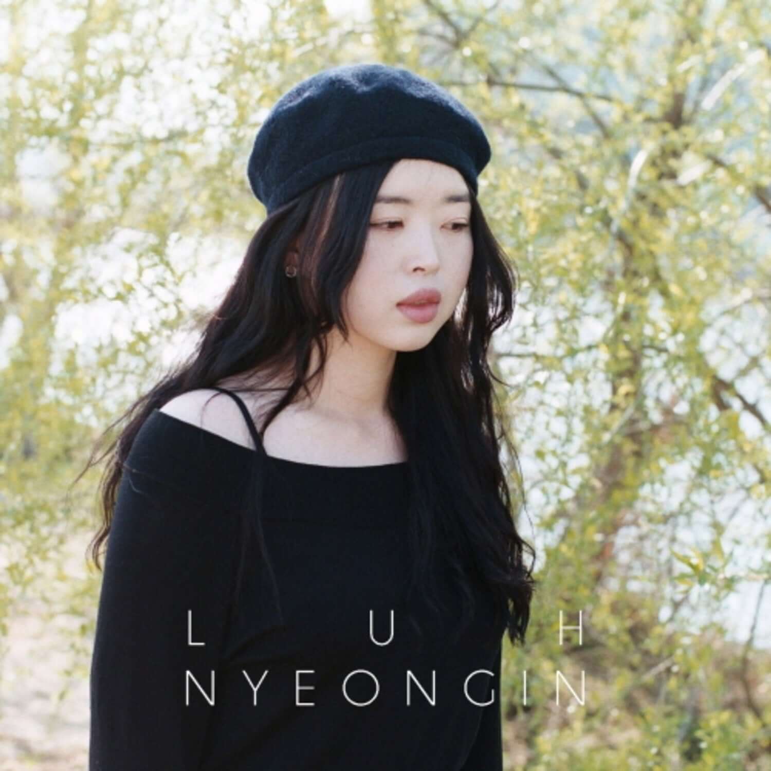 NYEONGIN - [LUH] - Album Kpop : la couverture avec portrait de la chanteuse en extérieur, ambiance nature printanière.