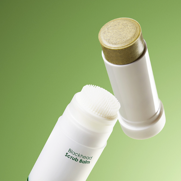 OBGE Blackhead Scrub Balm 20g de la marque OBGE, baume exfoliant sur fond vert, vue produit en tubes blanc.