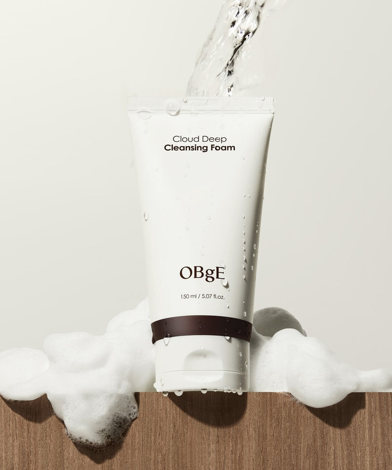 OBGE Cloud Deep Cleansing Foam 150ml, marque OBGE, flacon sur fond blanc avec mousse et eau qui coule.
