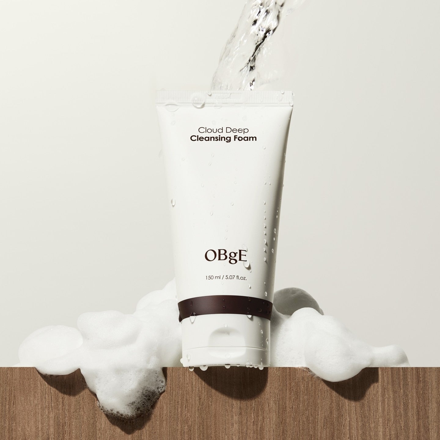 OBGE Cloud Deep Cleansing Foam 150ml, marque OBGE, flacon sur fond blanc avec mousse et eau qui coule.
