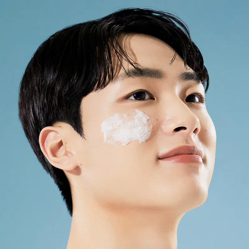 Un homme avec mousse sur le visage, présentation du produit OBGE Cloud Deep Cleansing Foam 150ml de la marque OBGE.