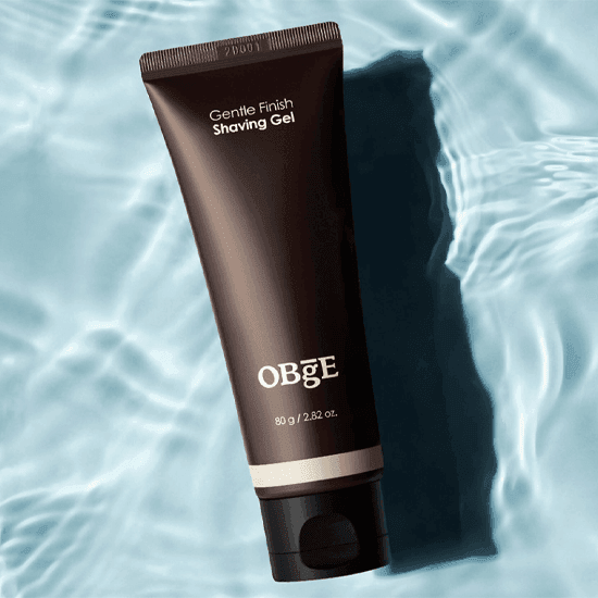 OBGE Gentle Finish Shaving Gel 80g, tube de gel à raser OBGE sur fond de piscine, style visuel rafraîchissant