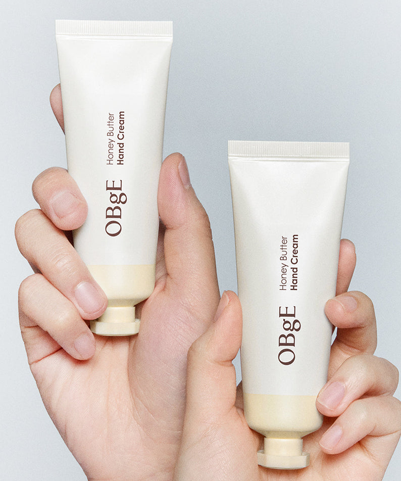 OBGE Honey Butter Hand Cream 50ml, crème mains OBGE au miel, présentation sur mains contre fond clair.