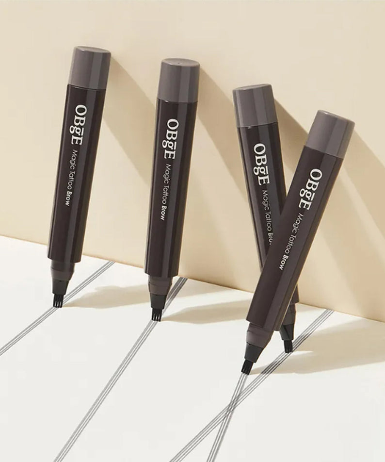 OBGE Magic Tattoo Brow de la marque OBGE, stylos pour sourcils, sur fond clair avec ombres et lignes fines.