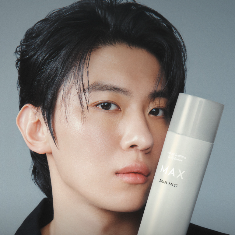 OBGE Max Skin Mist 250ml, flacon cosmétique et homme portrait sur fond bleu, marque OBGE, brume visage