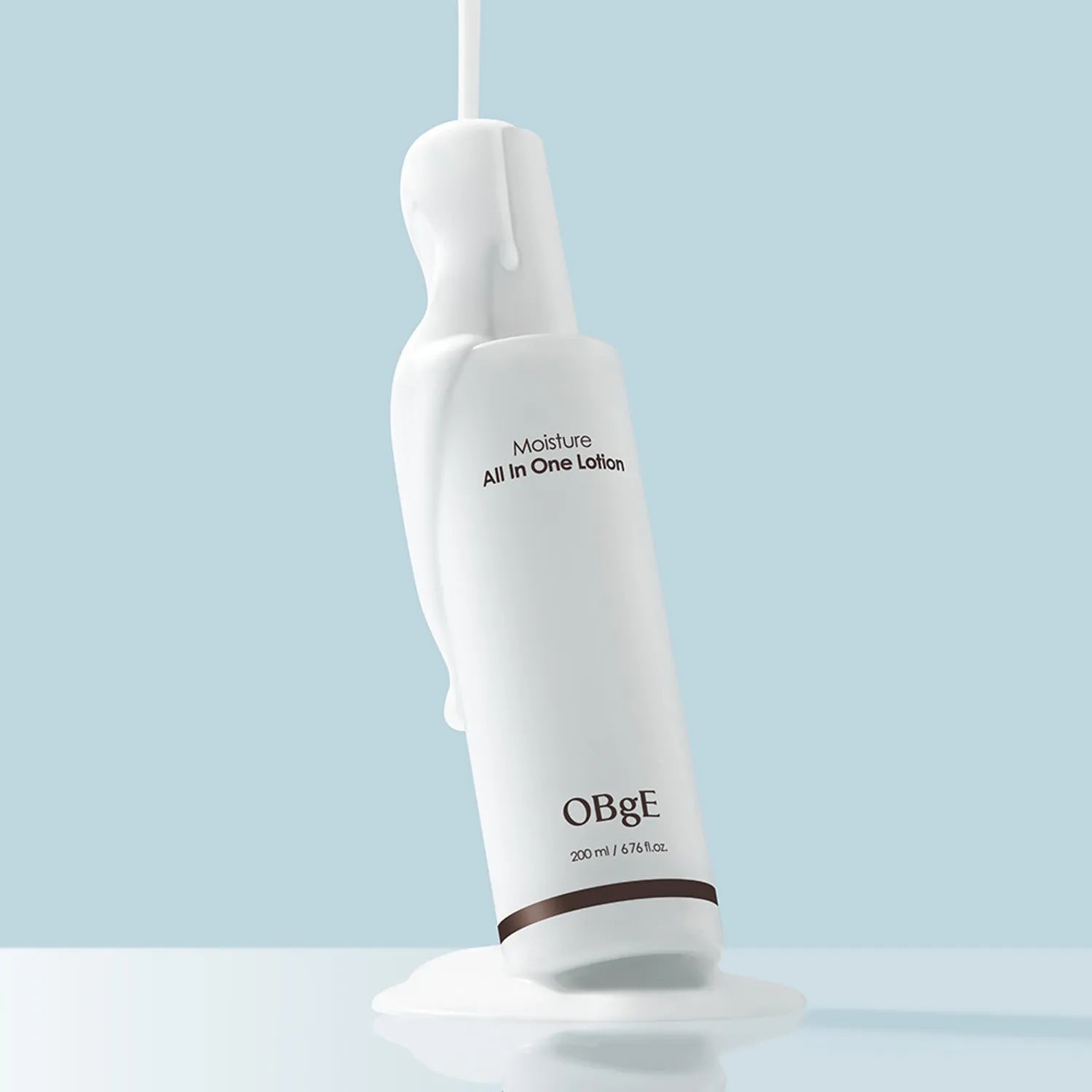 OBGE Moisture All-in-One Lotion 200ml de la marque OBGE, flacon blanc sur fond bleu, visuel produit.