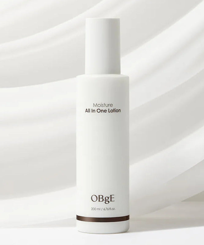 OBGE Moisture All-in-One Lotion 200ml, bouteille blanche sur fond clair et lignes, photo produit beauté.