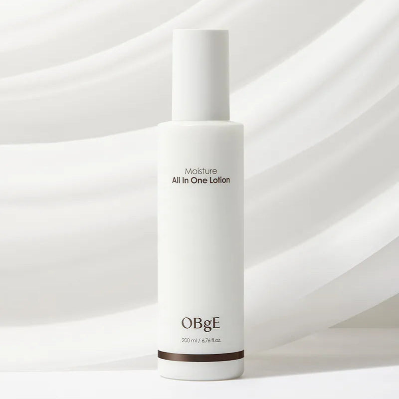 OBGE Moisture All-in-One Lotion 200ml, bouteille blanche sur fond clair et lignes, photo produit beauté.