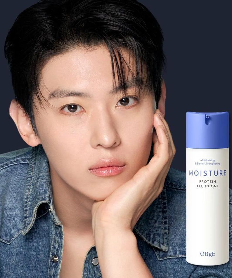 OBGE Moisture Protein All-in-One 150ml d’ObgE, flacon bleu à côté d’un homme sur fond bleu, soin visage.