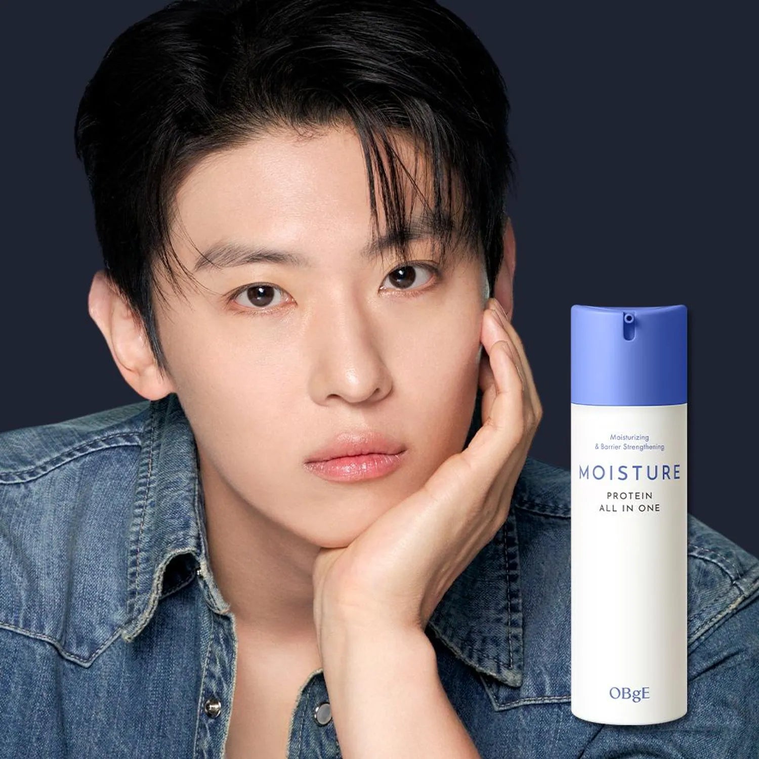 OBGE Moisture Protein All-in-One 150ml d’ObgE, flacon bleu à côté d’un homme sur fond bleu, soin visage.
