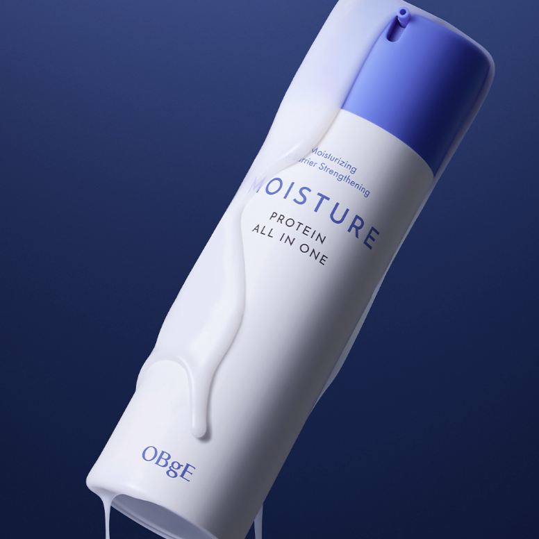 OBGE Moisture Protein All-in-One 150ml, tube blanc OBGE sur fond bleu, produit cosmétique en gros plan.