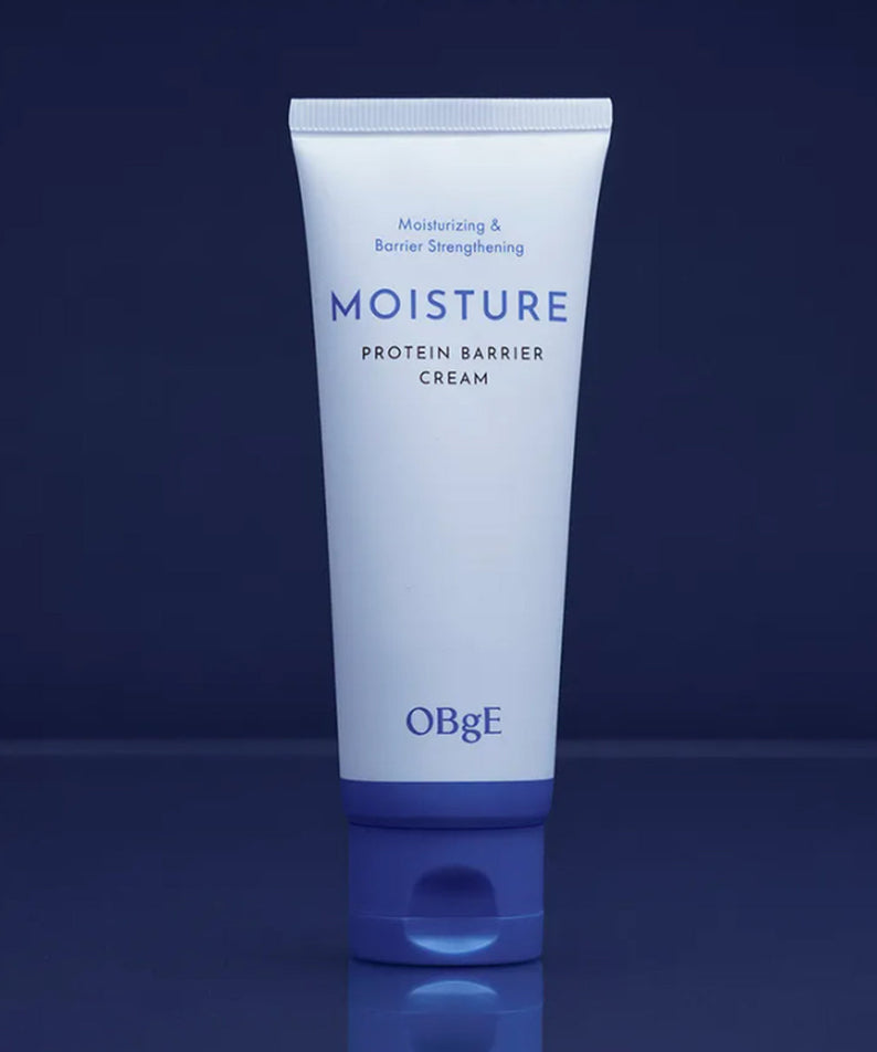 OBGE Moisture Protein Barrier Cream 150ml de OBGE, tube crème sur fond bleu, photo produit en gros plan.