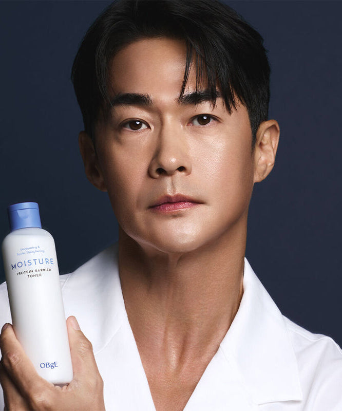 Photo du OBGE Moisture Protein Barrier Toner 200ml, marque OBGE, sur fond bleu, présenté par un homme.