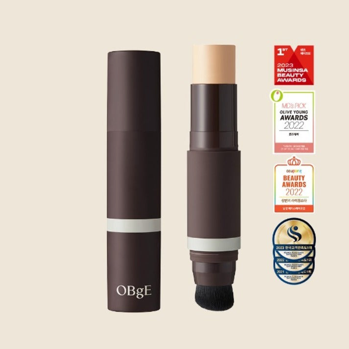OBGE Natural Cover Foundation de la marque OBGE, maquillage posé sur fond clair avec applicateur visible.