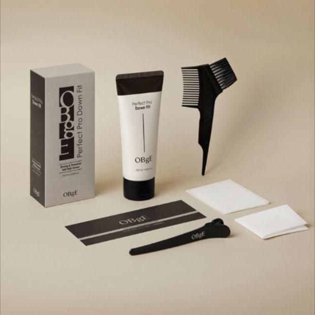 OBGE Perfect Pro Down Fit 100ml d’OBGE sur fond beige, avec tube, peigne et étui, accessoires de coiffage.