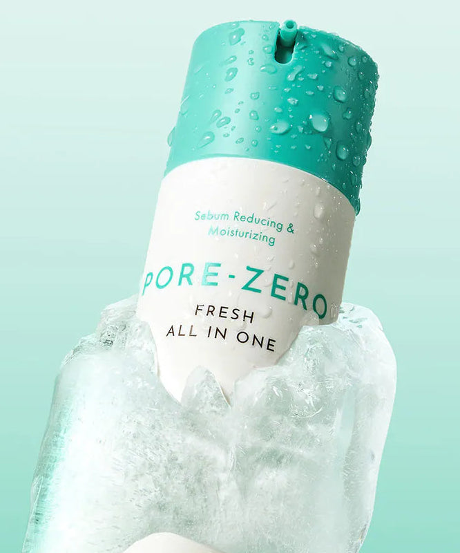 Décris l'image en français : OBGE Pore Zero Fresh All-in-One, bouteille turquoise sur fond aqua, gouttes et gel frais.