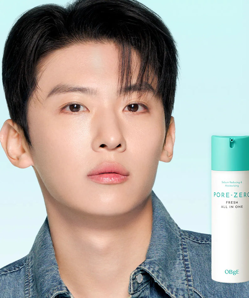 Décris l’image en français : OBGE Pore Zero Fresh All-in-One, produit sur fond bleu, modèle visage, marque OBGE, sérum pore.