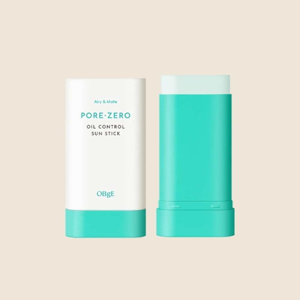 OBGE Pore Zero Oil Control Sun Stick de la marque Obge, stick solaire anti-brillance sur fond clair, packaging vert menthe.