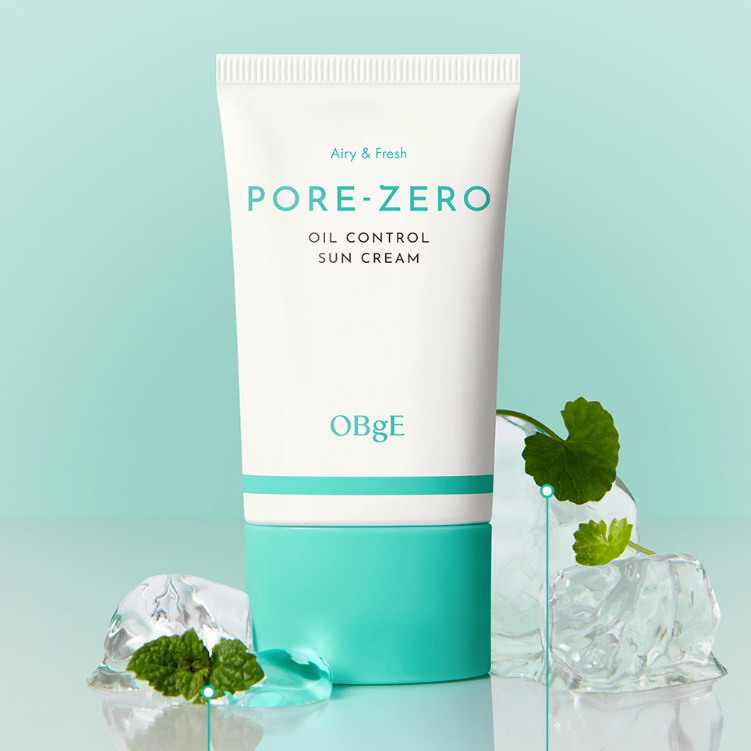 OBGE Pore Zero Oil Control Sunscreen 50ml, tube crème solaire de la marque OBGE, sur fond bleu avec feuilles et glace.