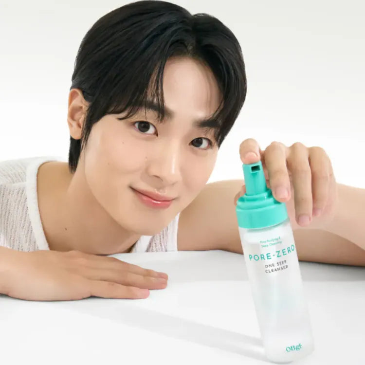 Décris l'image en français : OBGE Pore Zero One-Step Cleanser 200ml, flacon turquoise, homme au fond blanc, geste de lavage.