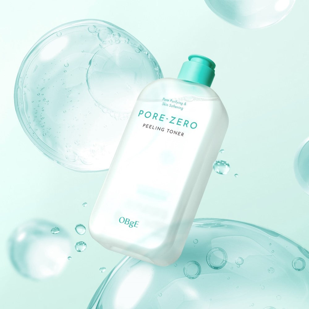 Décris l’image: OBGE Pore Zero Peeling Toner 310ml de la marque OBGE, flacon au milieu de bulles d’eau turquoise.