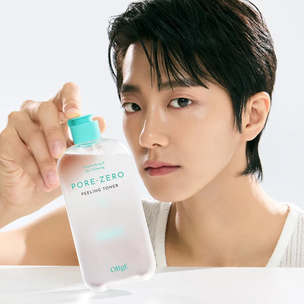 OBGE Pore Zero Peeling Toner 310ml, jeune homme applique le toner sur fond clair, visuel produit OBGE.