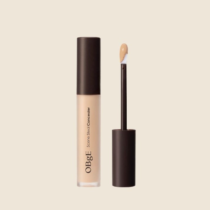 OBGE Thin Steel Concealer de la marque OBGE, stick correcteur et applicateur sur fond clair, vue produit en studio