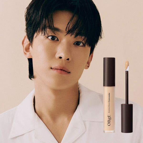 Décris l'image en français avec OBGE Thin Steel Concealer, marque OBGE, sur fond beige, visage maquillé et stylo correcteur.