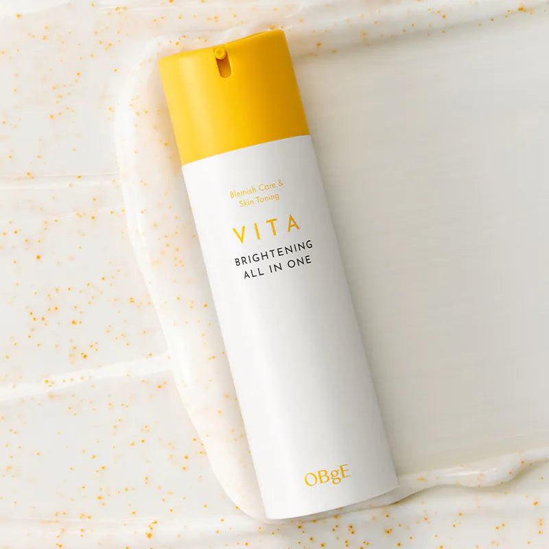 OBGE Vita Brightening All-in-One 150ml de la marque OBGE, flacon sur fond clair avec texture effet éclaboussures.
