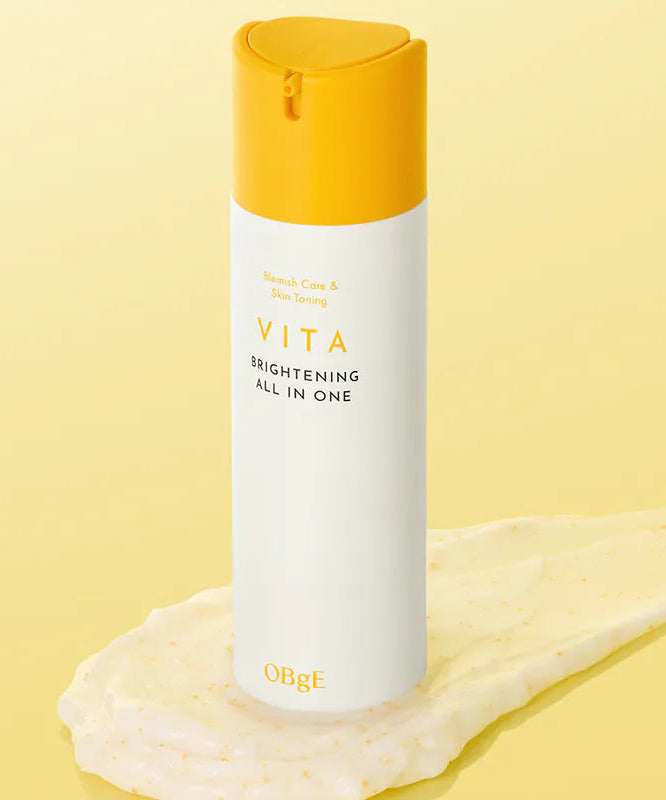 OBGE Vita Brightening All-in-One 150ml, produit de la marque OBGE sur fond jaune crème, mise en scène cosmétique