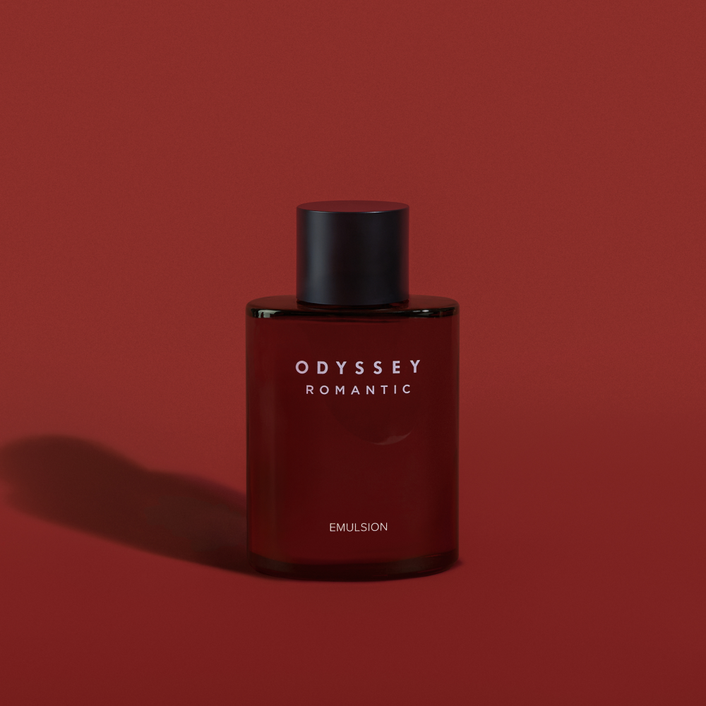 ODYSSEY Romantic Emulsion 130ml, flacon de la marque ODYSSEY sur fond rouge, ambiance romantique et élégante
