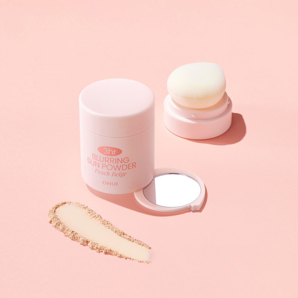 OHUI  3HR Blurring Sun Powder SPF30 PA++ 20g, boîtier et poudre sur fond rose, maquillage effet floutant