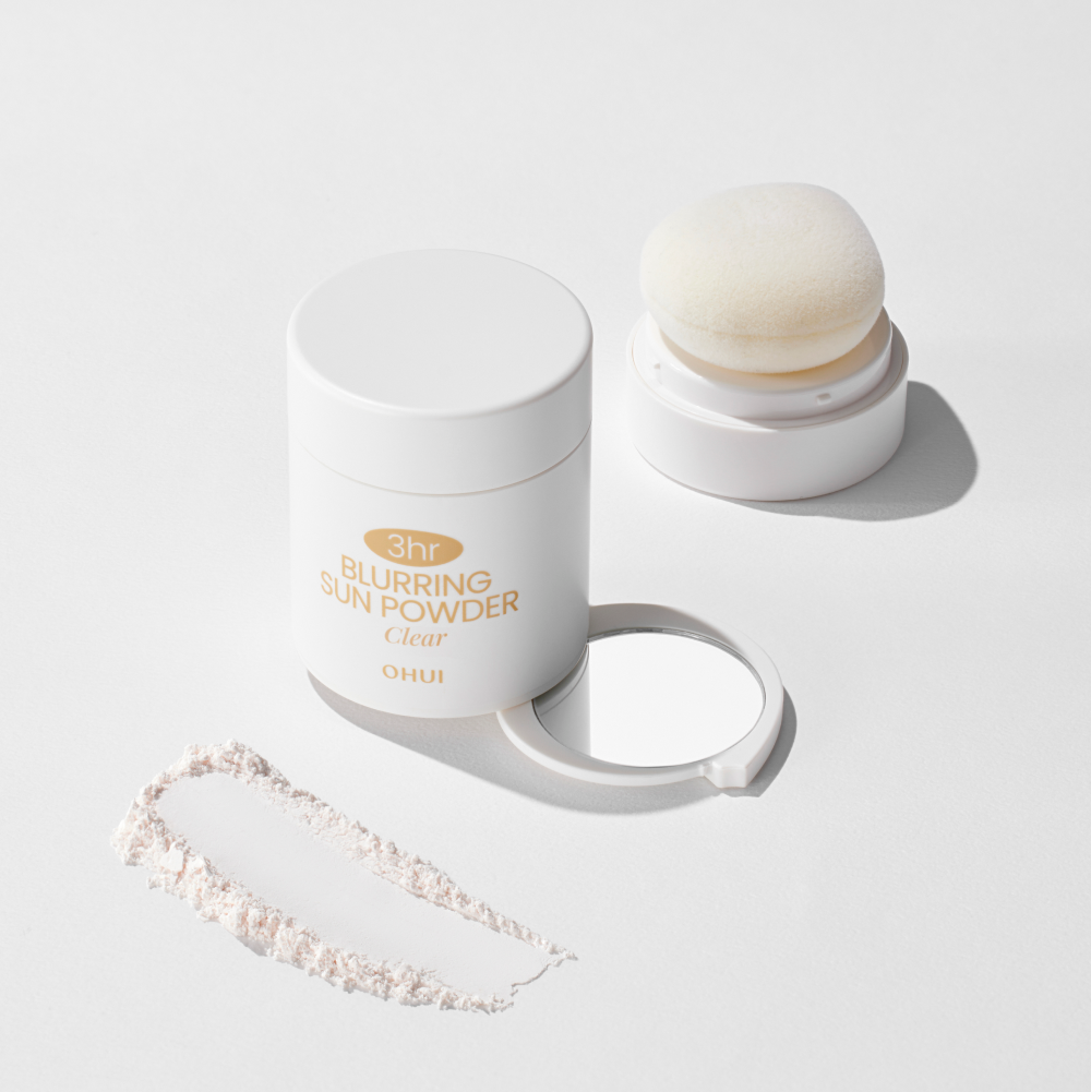 OHUI 3HR Blurring Sun Powder SPF30 PA++ 20g, poudre visage en photo sur fond clair, packaging blanc et poudre étalée