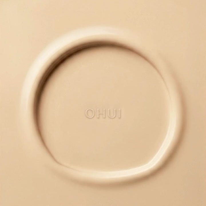 OHUI  Ultimate Cover Denier Pact SPF 50 +PA+++(Refill) 15g, boîtier crème avec logo OHUI sur fond beige.