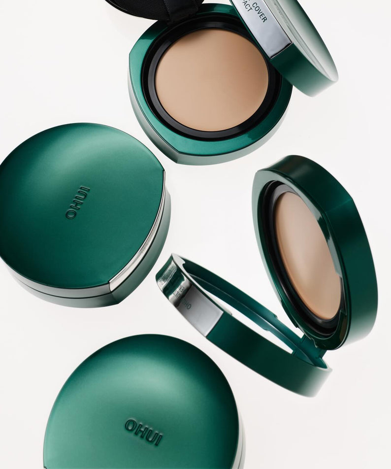 OHUI  Ultimate Cover Denier Pact SPF 50 +PA+++(Refill) 15g, boîtier vert ouvert sur fond blanc, maquillage teint