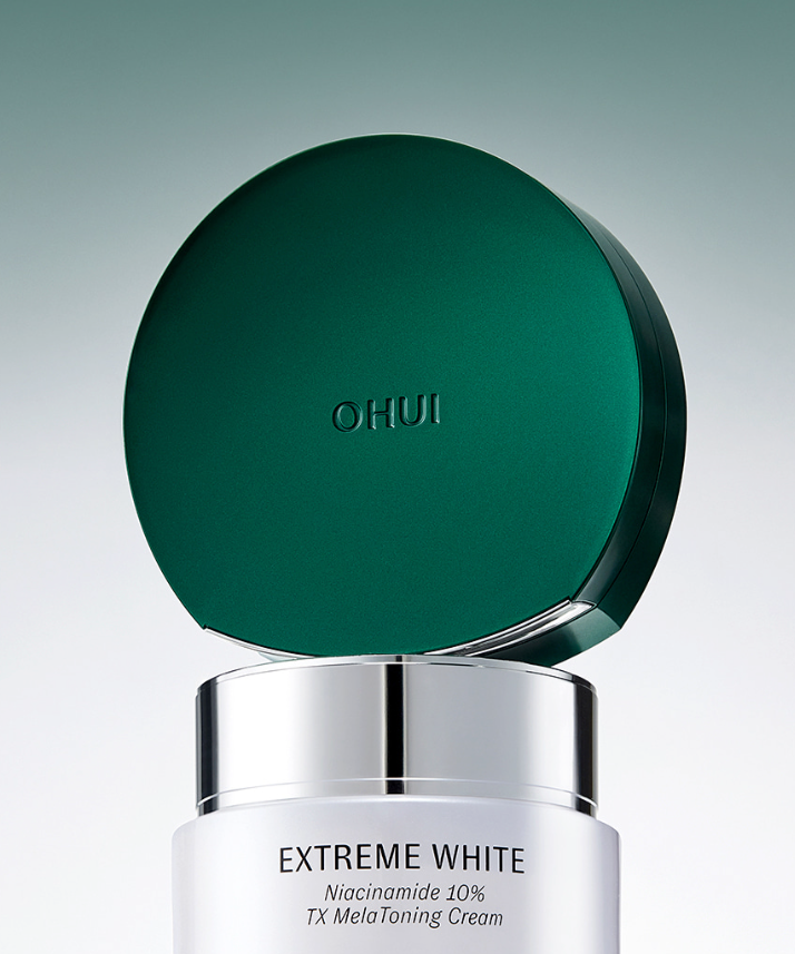 OHUI  Ultimate Cover Denier Pact SPF 50 +PA+++(Refill) 15g, boîtier vert OHUI sur fond clair, produit maquillage visage