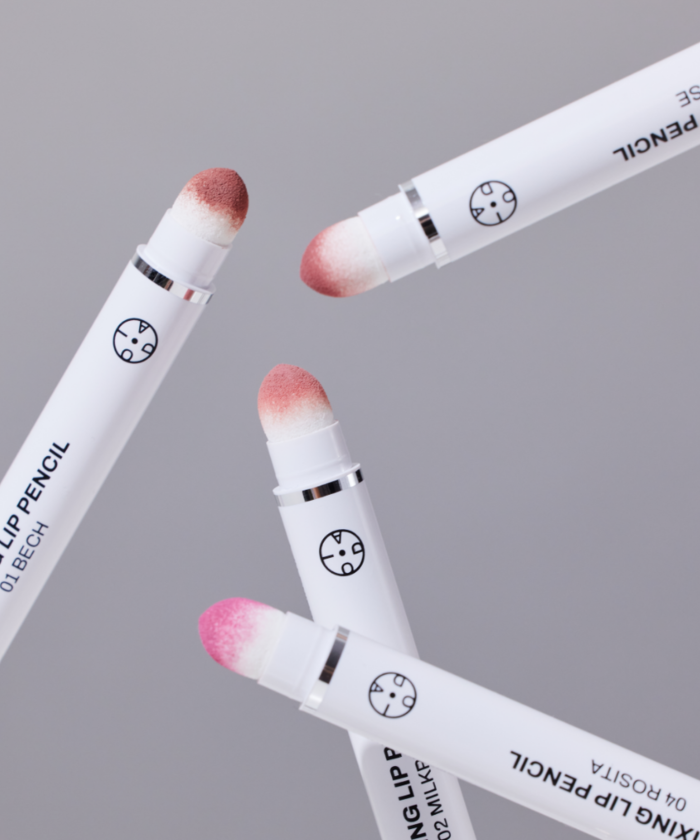 OIAD Blur Fixing Lip Pencil en quatre teintes différentes sur fond gris, essentiel pour une finition maquillage parfaite