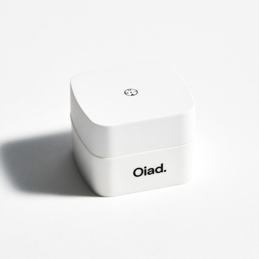 OIAD Relief Nourishing Lip Care Balm 4g de la marque OIAD, baume à lèvres sur fond blanc, vue produit.
