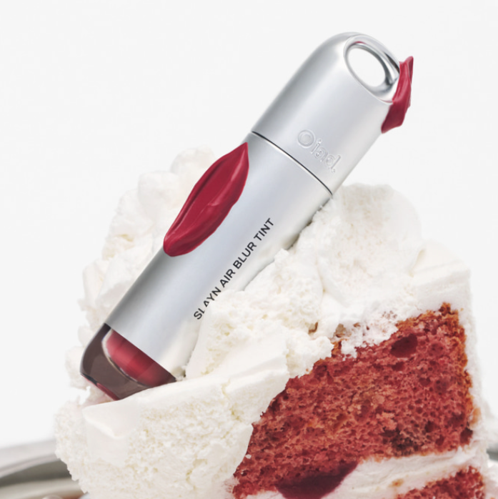 OIAD Slayn Air Blur Tint 8 colors : appareil maquillage OIAD sur gâteau crème, 8 teintes, contexte visuel décoratif.