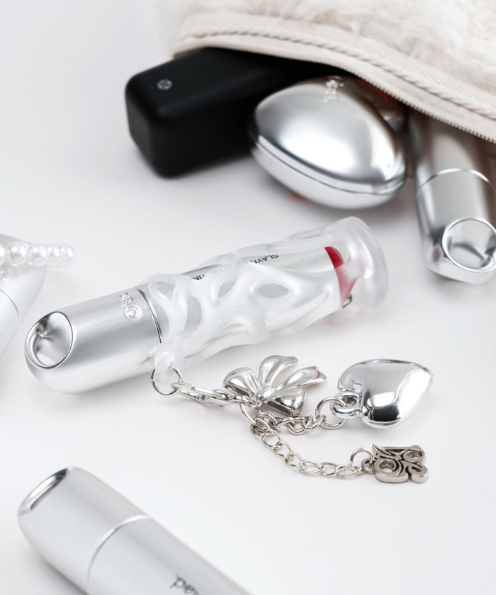OIAD Slayn Air Blur Tint 8 colors, maquillage en flacon et accessoires sur fond blanc, marque OIAD, ambiance studio.