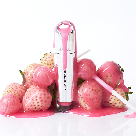 OIAD Slayn Hyper Glow 10 colors : flacon rose et 10 teintes, sur fraises, fond blanc, visuel produit.